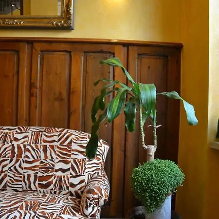 Miramar Lodge *